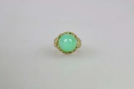 14K GG Ring mit konischem, grünem Stein