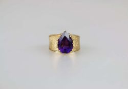 Ring mit lila Stein, wohl 585er Rotgold