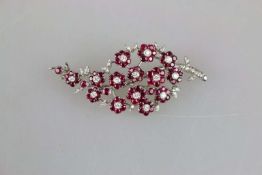 18K WG Brosche mit Rubinen und Diamanten