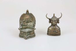 Öllampe und Figur, Indien