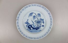 Teller mit blauem Blumendekor, China