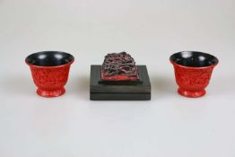 Paar Lackschalen und Tusche-Reibestein-Behälter