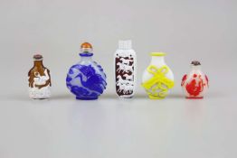 5 Snuffbottles aus Pekingglas mit Überfangdekor