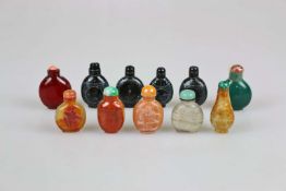 11 Snuffbottles aus Achat/Quarz, Lack/Perlmutt und Glas