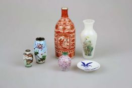 5 Vasen und Untertasse, China und Japan, 19./20. Jh.