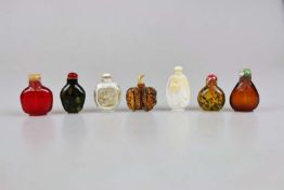 Sieben Snuffbottles aus Glas, Perlmutt und Horn, China