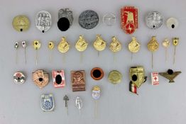 Drittes Reich, Konvolut von 33 Kleinabzeichen