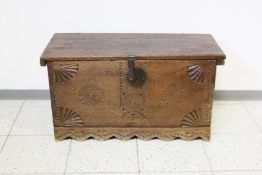 Kastentruhe, wohl 18. Jh., Eichenholz