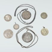 Konvolut 7 Silbermünzen und Münzanhänger