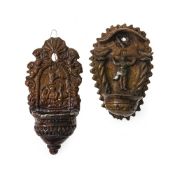 Zwei Weihwasserwandbrunnen