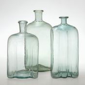 Drei Vierkantflaschen