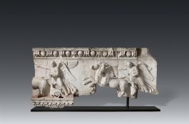 Relief mit der Darstellung zweier geflügelter Niken auf Streitwagen