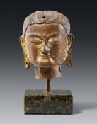 Kopf eines Bodhisattva. Kupferbronze-repoussé, Reste der Kaltvergoldung. Tibet. 18./19. Jh.