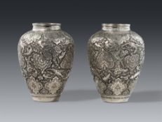 Paar persische Prunkvasen. Silber-repoussé. Iran. Kadscharen-Dynastie, frühes 20. Jh.