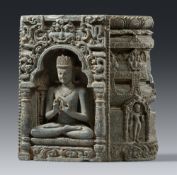 Relieffragment mit Buddha Vairocana. Nordostindien, Bihar. Pala-Zeit, 11./12. Jh.