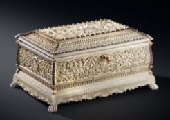 Prachtvolle Kassette mit originalem Holzkasten. Massives Elfenbein, geschnitzt, 14-Karat Gold, Saphi