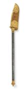 Elefantendolch (bhuj) mit Scheide. Stahl, Kupfer vergoldet. Gujarat. 19. Jh.