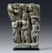 Relieffragment mit Gefolge. Grauer Schist. Pakistan, Gandhara. Kushan-Zeit, 2.-4. Jh.