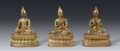 Seltene Gruppe großer Figuren von Je Tsongkhapa mit seinen Schülern Gyaltsap und Kedrup. Kupferbronz