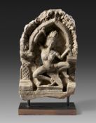 Tanzende Apsara. Grauer Sandstein. Kambodscha. Khmer-Reich, Angkor-Periode, 12./13. Jh.