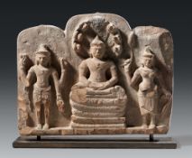 Stele mit einer Buddha-Triade. Rötlicher Sandstein. Kambodscha. Khmer-Reich, Angkor-Periode, 12./13.