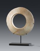 Seltenes frühes Armband. Riesenmuschel (tridacna gigas). Thailand. Ban Chiang-Kultur, 1. Jt. v. Chr.