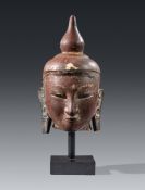 Kopf eines Buddha. Sandstein, dunkelroter Lack. Birma. Ava-Stil, ca. 17. Jh.