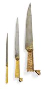 Seltener dreifacher Dolch (kard). Damaszener Stahl, Gold koftgari. Nordindien. 19. Jh.
