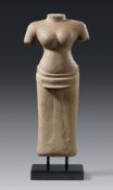Torso der Uma. Grauer Sandstein. Kambodscha. Khmer-Reich, Angkor-Periode, 12./13. Jh.
