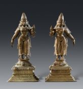 Zwei Devi-Figuren, wahrscheinlich Rukmini und Satyabhama. Gelbguss. Südindien. 18./19. Jh.