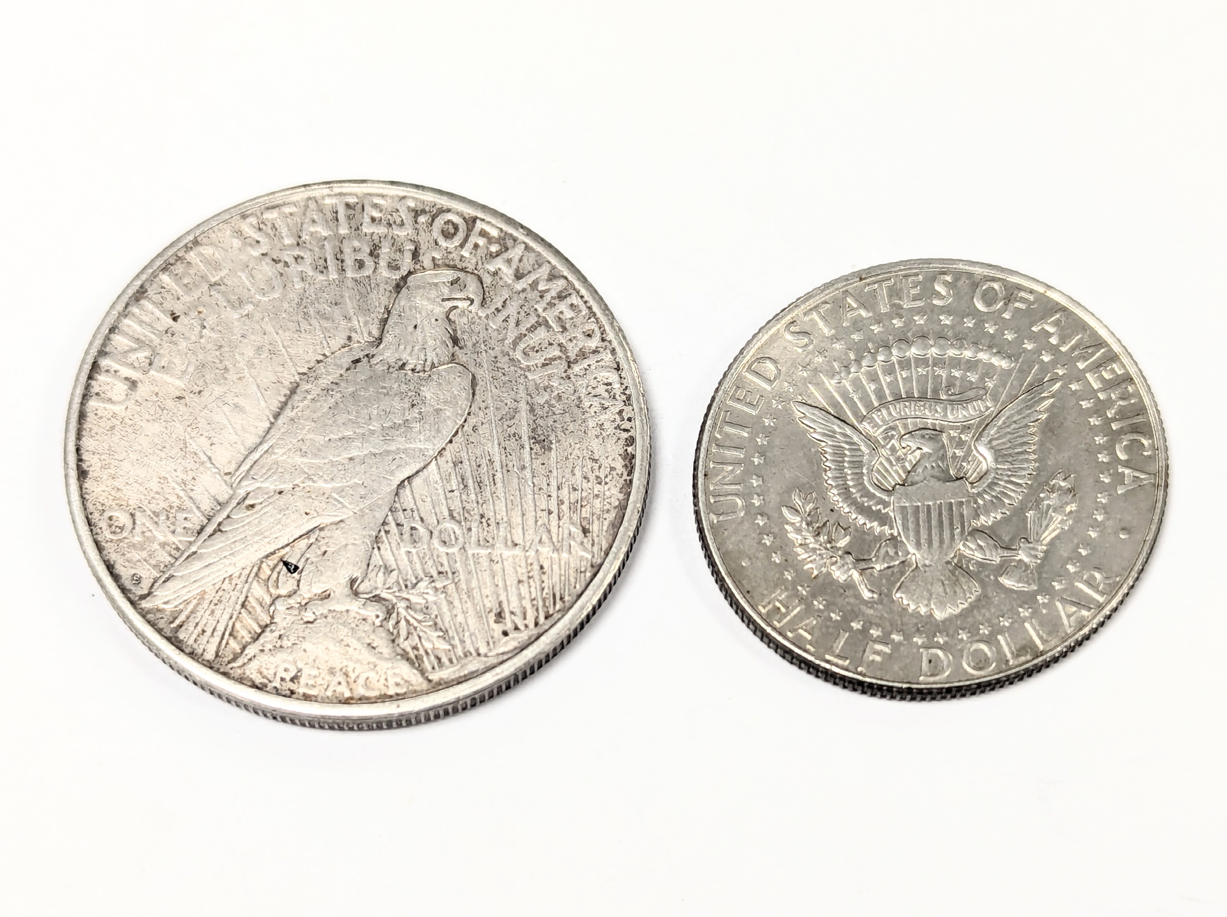 A USA dollar with a USA half dollar, 1968. 37gr