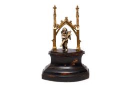 Kleiner Altar um 1900, neugotischer Spitzbogen, Guss, mit geflügeltem Silberengel und Kreuz, auf