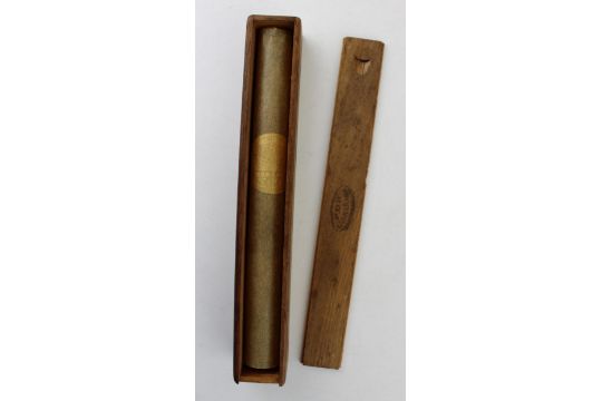 A rare Cuban Por Larranaga Habana cigar in original wooden presentation box stamped 'Menocales' - Image 2 of 4