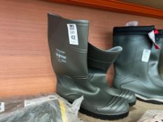 PAIR OF GRAFTERS INDUSTRIAL WELLIES - UK 11 (NEW)
