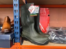 PAIR OF DUNLOP PUROFORT PRO SERIES WELLINGTONS - UK 14/15 (NEW)