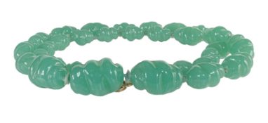 Kette, Schließe: GG 750/000 (Kalotten ?), Chrysopraskette im Verlauf, D = ca. 8,5 - 16,5 mm, ...