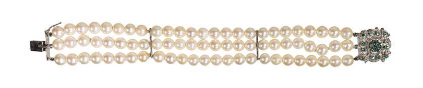3-reihiges Akoja-Perlenarmband, Schließe WG 750/000, 19 Smaragde (fac.), Perlen mit schönem ...