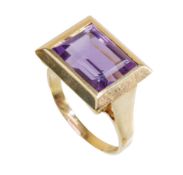 Ring, GG 585/000, leuchtender Amethyst ca. 5,2 ct im Baguette-Schliff, umlaufend mit ...