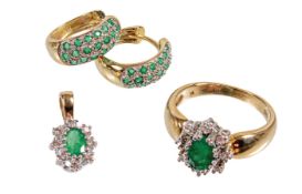 Lot mit Smaragden (fac.) u. Brillanten besetzt w-si/p, GG/WG 585/000, Steine weiß gefasst, 1 ...