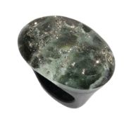 DESIGNER-Ring, Ringkopf aus zartgrünem Rohstein mit Hämatitkristallen, kontrastreiche ...