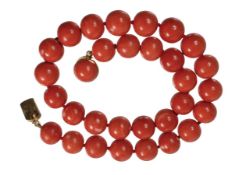 Korallenkette, Schließe mit Korallencabochon, untergebautes Kastenschloss, GG 585/000, ...