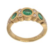 Ring, GG 750/000, 3 farbintensive Smaragde (fac.) ca. 0,85 ct, in den Zwischenräumen und ...