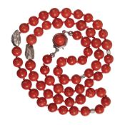 Korallenkette, Schließe GG 750/000, Ösen u, Kugeln GG 750/000, D = 4,5-5,0 mm, L = ca. 40,5 ...