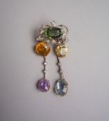 BROCHE en or jaune 14K (585°/00) stylisée ornées de saphirs de couleurs, d’une topaze et diamants.