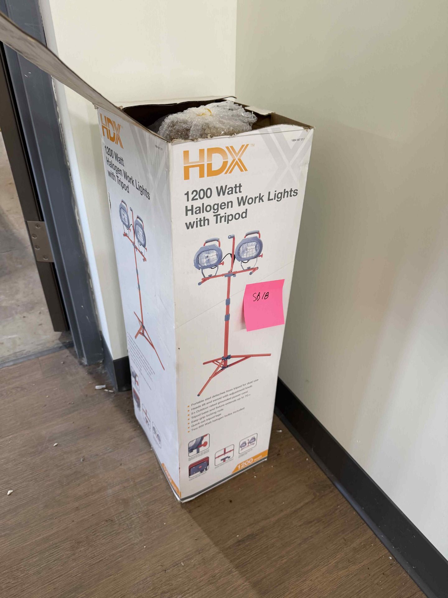 This lot, SB18, is an HDX 1200-watt halogen work light kit with dual ...