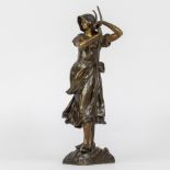 Hans SCHÖRK (1849-?), bronze sculpture of a girl with a pitchfork, signed