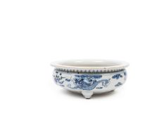A BLUE AND WHITE PORCELAIN TRIPOD CENSER, China, Qing dynasty, 19th century