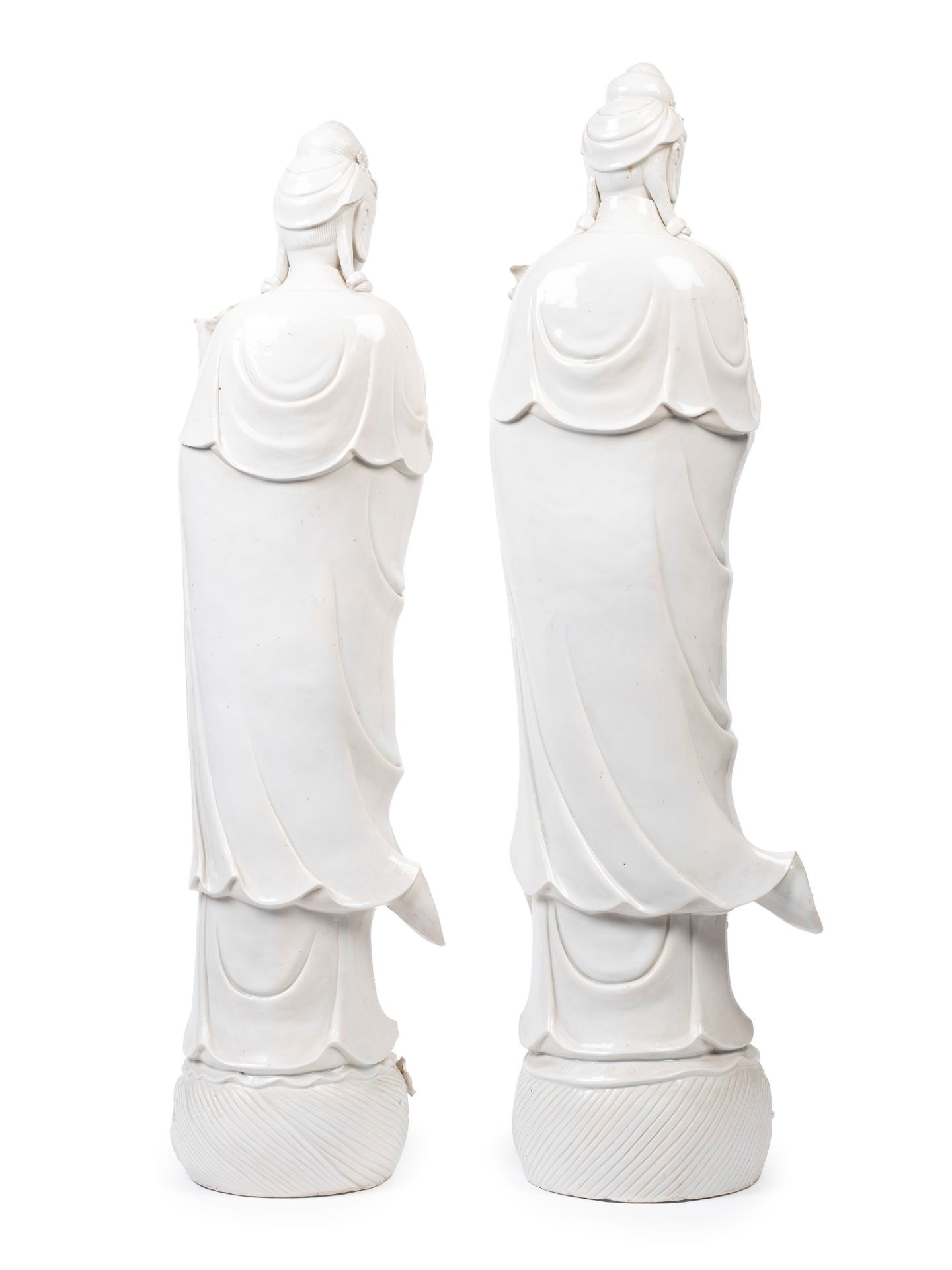PAIR OF LARGE BLANC DE CHINE SCULPTURE DEPICTING GUANYIN, China, 20th century - Bild 2 aus 2
