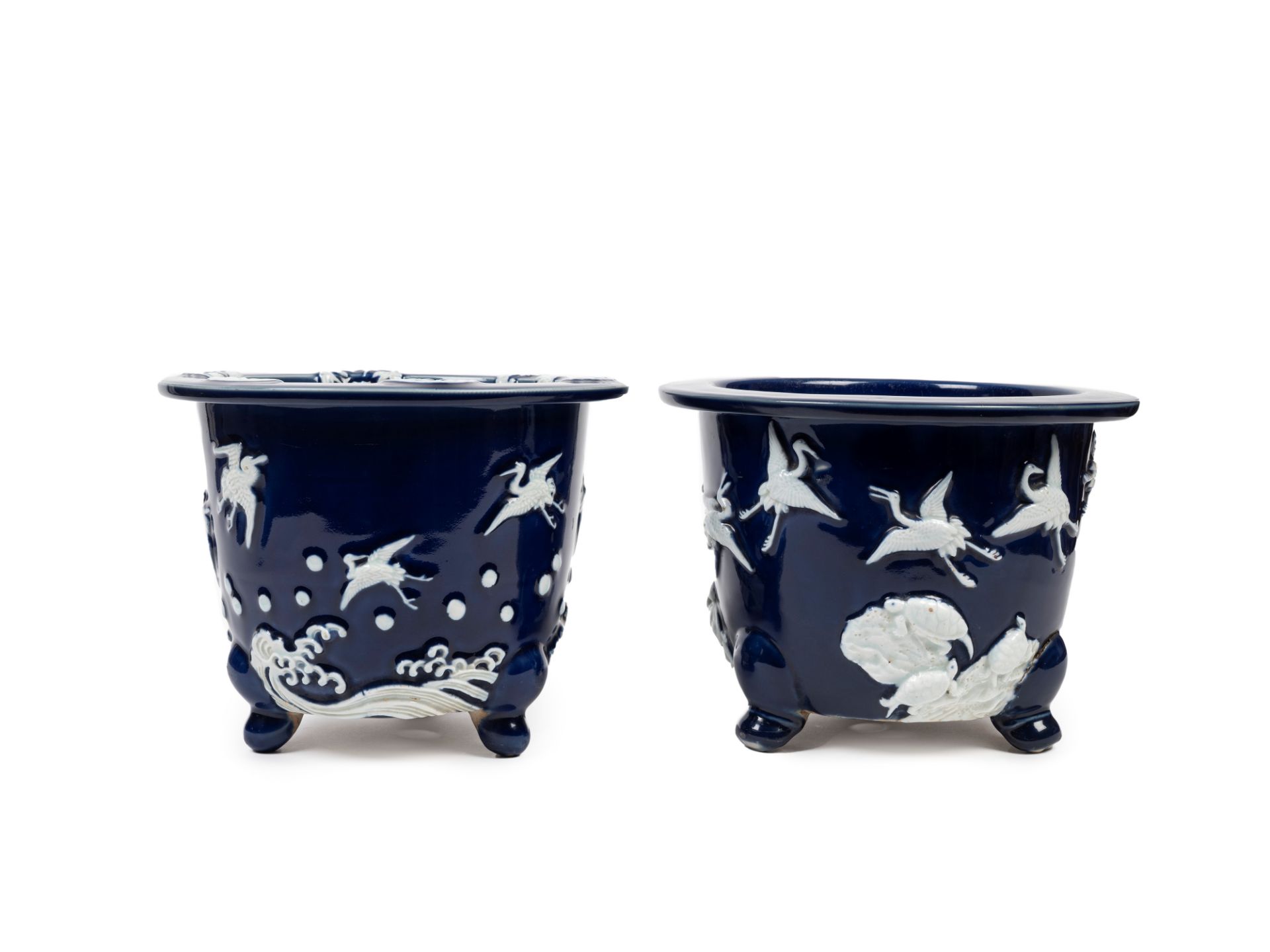 PAIR OF WHITE AND BLUE PORCELAIN CACHEPOTS, Japan, Meiji period (1868-1912) - Bild 2 aus 3