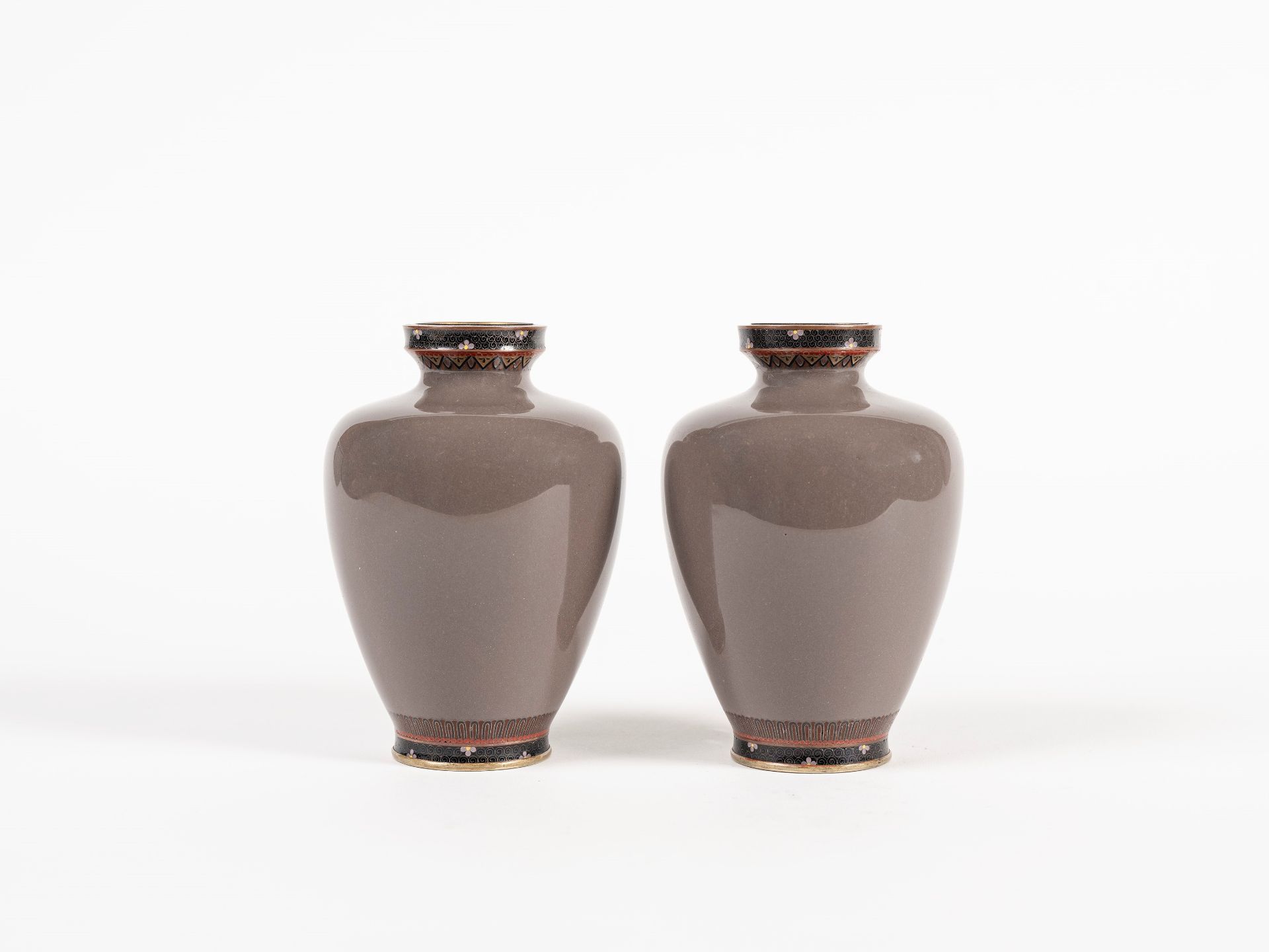 A PAIR OF SMALL CLOISONNÃ‰ VASES, Japan, Meiji period (1868-1912) - Bild 2 aus 4